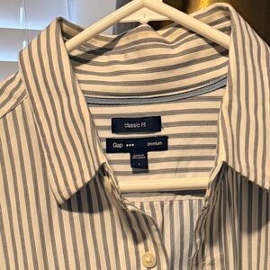 GAP Men's Blue and White Striped Casual Shirt